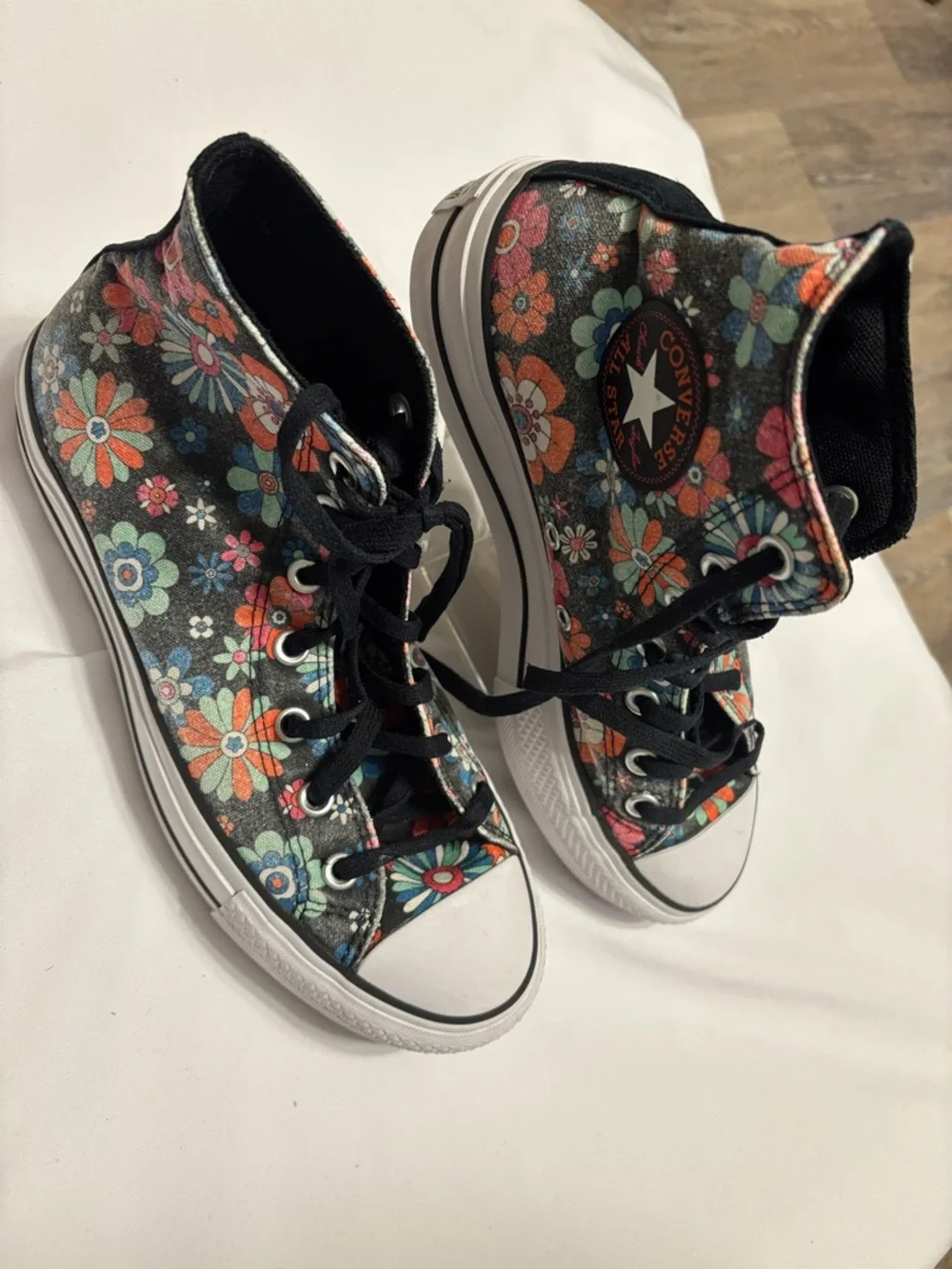 Converse Women’s size 8 Black Floral High-Top Sneakers with Multicolor Flowers - Picture 2 of 7